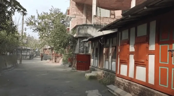 পটুয়াখালীর কালিকাপুরে শান্তিপূর্ণ ও সরু রাস্তা, দোকানপাট ও গাছের ছায়া. Channel i News - চ্যানেল আই নিউজ
