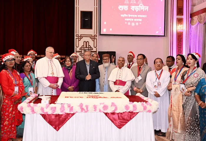 চ্যানেল আই অনলাইন অনুষ্ঠানে অতিথি ও অতিথিরা একসঙ্গে কেক কাটছেন. Channel i News - চ্যানেল আই নিউজ
