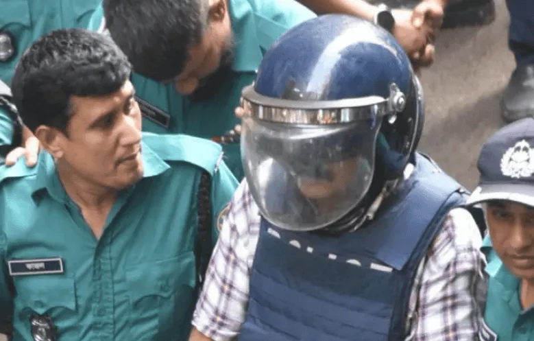 নিরাপত্তা বাহিনী ও একজন ব্যক্তি, সম্ভবত আটক বা গ্রেপ্তার, পুলিশের সঙ্গে আলোচনা করছে।. Channel i News - চ্যানেল আই নিউজ