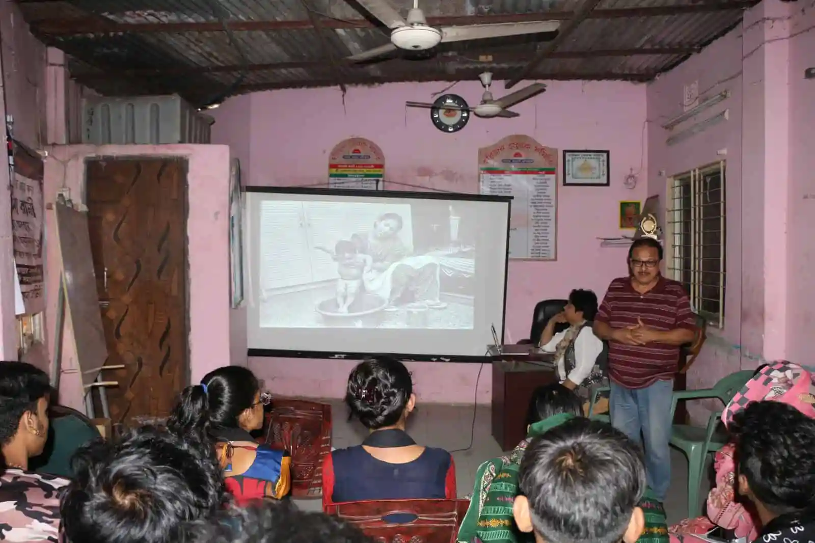 হরিজন পল্লীর বাসিন্দাদের জন্য ছবি প্রশিক্ষণ সেশন চলমান. Channel i News - চ্যানেল আই নিউজ