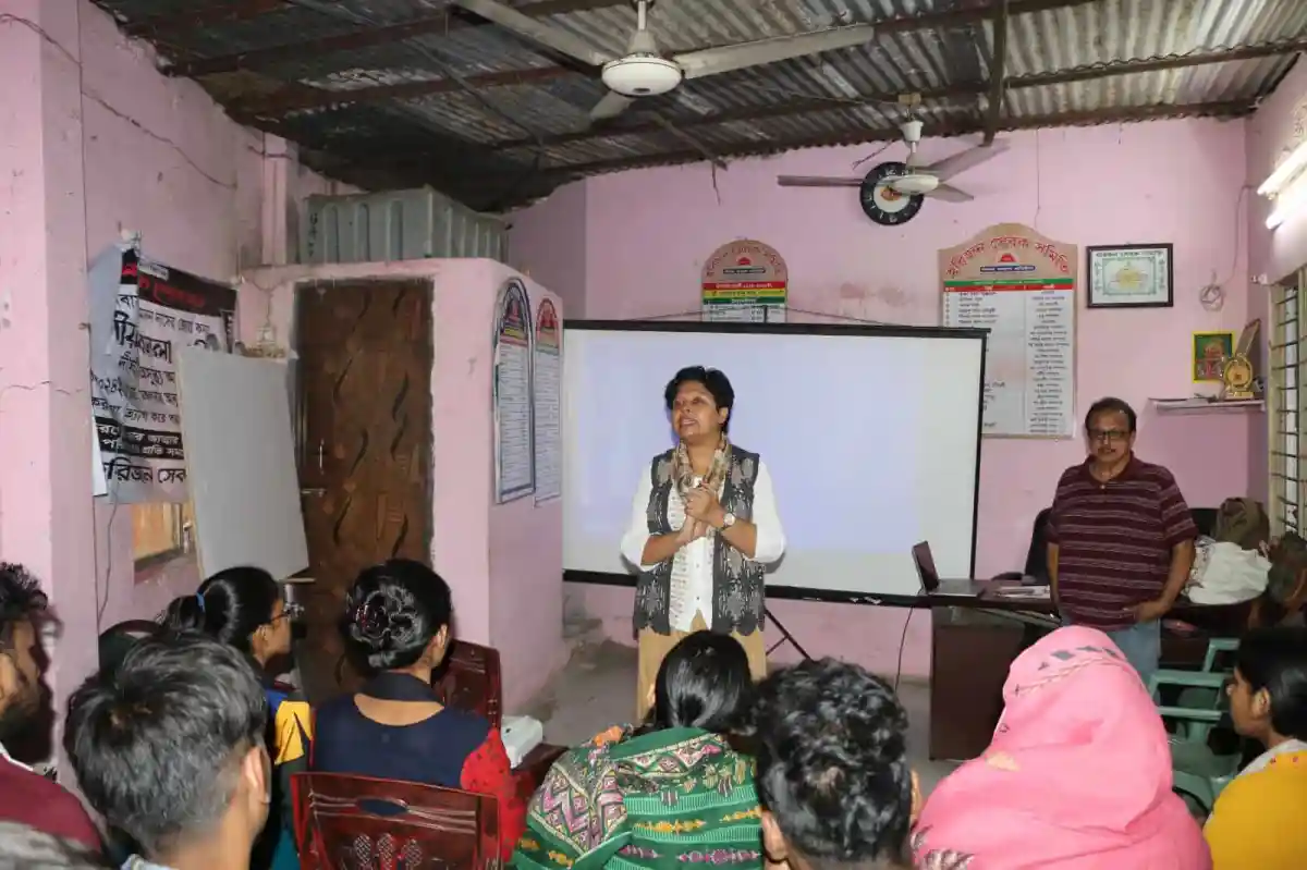 প্রশিক্ষণরত হরিজন পল্লীর বাসিন্দাদের ছবি, শিক্ষিকা বক্তৃতা দিচ্ছেন. Channel i News - চ্যানেল আই নিউজ