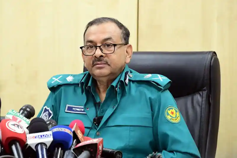 ডিএমপি কমিশনার সংবাদ সম্মেলনে বসে, বিভিন্ন মিডিয়া প্রতিনিধির প্রশ্নের উত্তর দিচ্ছেন. Channel i News - চ্যানেল আই নিউজ