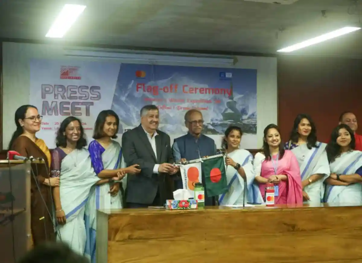 বাংলাদেশ ও জাপানের পতাকা উত্থাপন অনুষ্ঠানে অংশগ্রহণকারী ব্যক্তিরা. Channel i News - চ্যানেল আই নিউজ