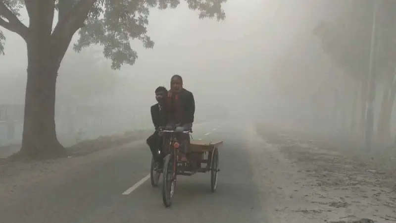 তেঁতুলিয়ায় কুয়াশায় ঢাকা রাস্তা ও দুই ব্যক্তি রিকশায়. Channel i News - চ্যানেল আই নিউজ
