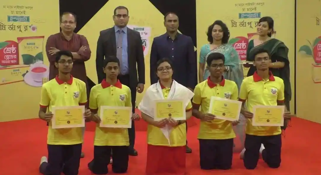 শিক্ষার্থীরা পুরস্কার গ্রহণ করছে, পুরস্কার বিতরণ অনুষ্ঠান. Channel i News - চ্যানেল আই নিউজ