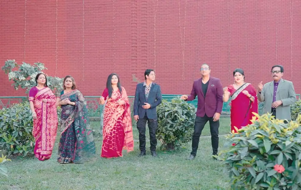 চ্যানেল আই অনলাইন সংবাদ প্রতিবেদনের জন্য দলীয় সদস্যরা আলোচনা করছে. Channel i News - চ্যানেল আই নিউজ
