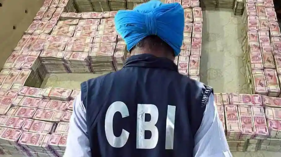 সিআইবির কর্মকর্তা ঘুষের টাকা গুণছেন, বিশাল অঙ্কের নগদ অর্থের ছবি. Channel i News - চ্যানেল আই নিউজ