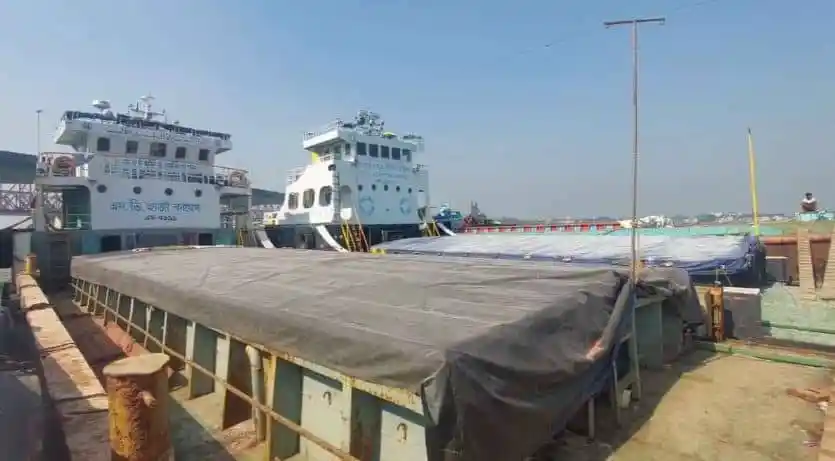নৌ শ্রমিকরা নদী পথে যানবাহন ও মালামাল পরিবহন বন্ধ রেখেছেন. Channel i News - চ্যানেল আই নিউজ