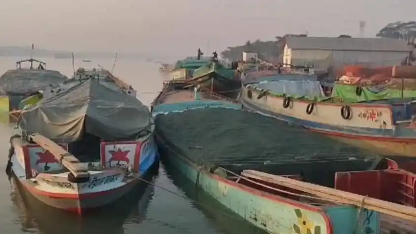 নৌ শ্রমিকদের ধর্মঘটের কারণে নদী পথে যানবাহন বন্ধ. Channel i News - চ্যানেল আই নিউজ