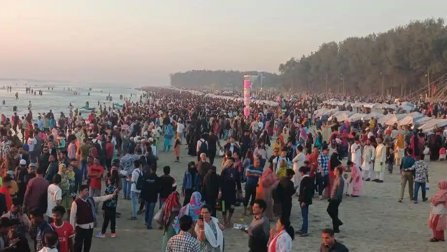 কক্সবাজার সৈকতে পর্যটকদের ভিড়, হোটেল নেই খালি. Channel i News - চ্যানেল আই নিউজ