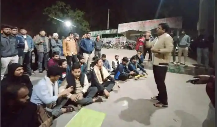 শিক্ষার্থীরা চট্টগ্রাম বিশ্ববিদ্যালয়ের মূল ফটকের সামনে অবস্থান করছে. Channel i News - চ্যানেল আই নিউজ