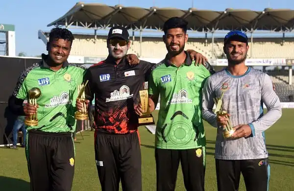 ক্রিকেট খেলোয়াড়রা ট্রফি ও পুরস্কার নিয়ে উল্লসিত. Channel i News - চ্যানেল আই নিউজ