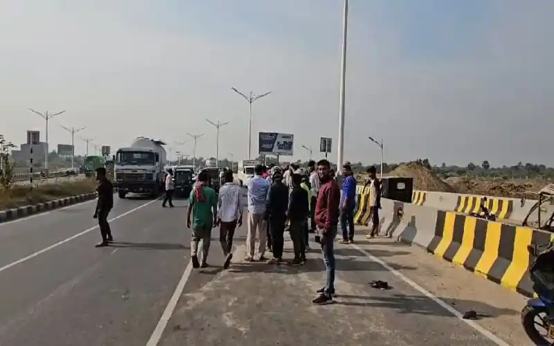 নারায়ণগঞ্জে দুর্ঘটনায় আহত ও নিহতের জন্য জটলা. Channel i News - চ্যানেল আই নিউজ