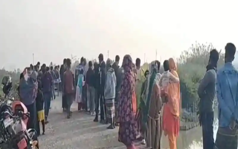 নাটোরে এক ব্যক্তির রক্তাক্ত মরদেহ উদ্ধার, স্থানীয়রা দেখছেন. Channel i News - চ্যানেল আই নিউজ