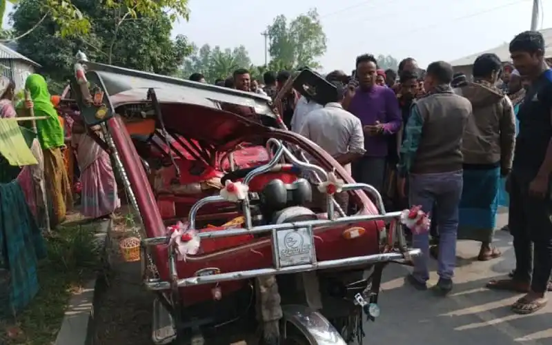 অটোরিকশা ও ট্রাকের মুখোমুখি সংঘর্ষের ছবি. Channel i News - চ্যানেল আই নিউজ
