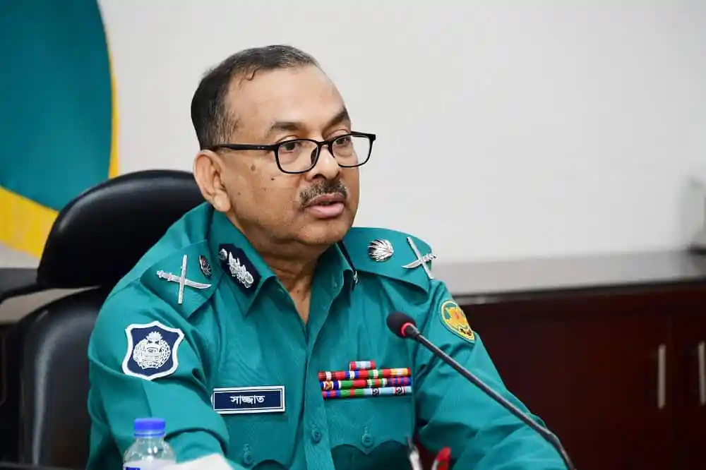 বাংলাদেশ পুলিশের একজন কর্মকর্তা সংবাদ সম্মেলনে বক্তব্য দিচ্ছেন. Channel i News - চ্যানেল আই নিউজ