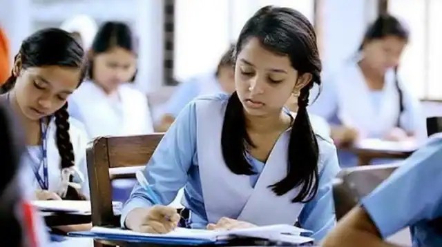 ছাত্রীরা পরীক্ষার ফরম পূরণের জন্য প্রস্তুতি নিচ্ছে. Channel i News - চ্যানেল আই নিউজ