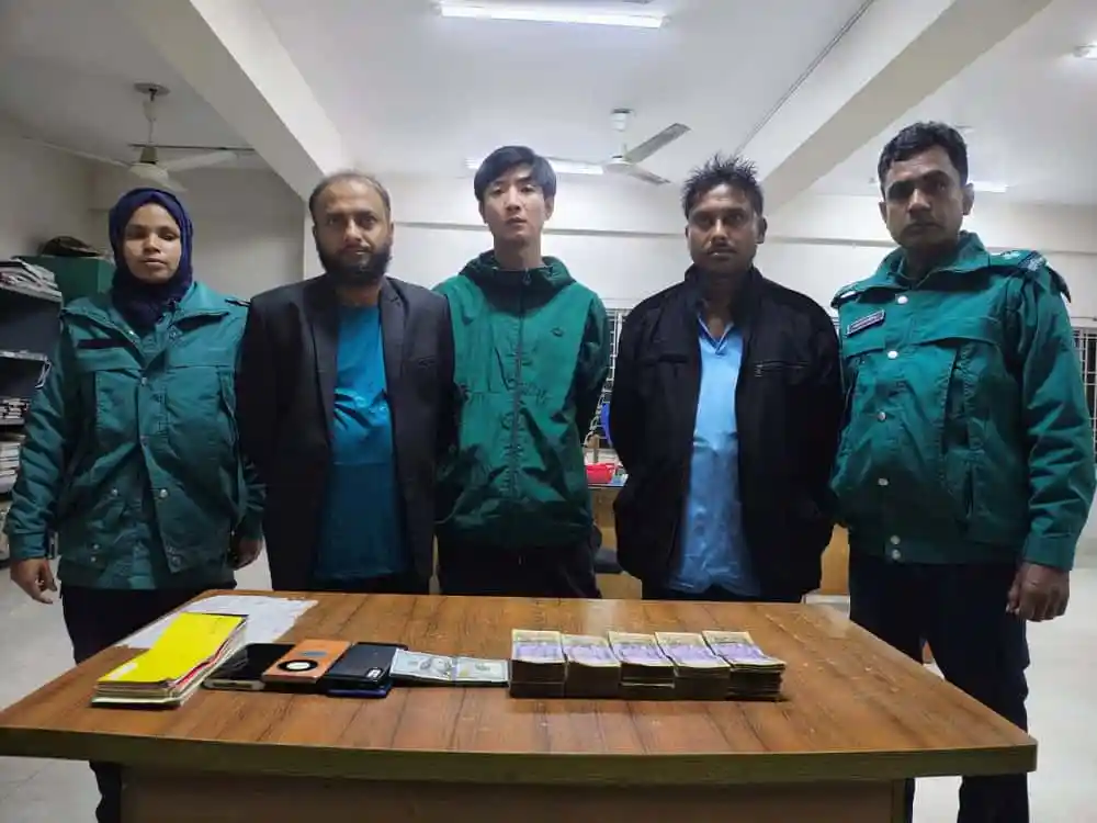 প্রতারণার ফাঁদে ধরা পড়া প্রতারকদের ছবি, টাকা ও মোবাইল সহ. Channel i News - চ্যানেল আই নিউজ