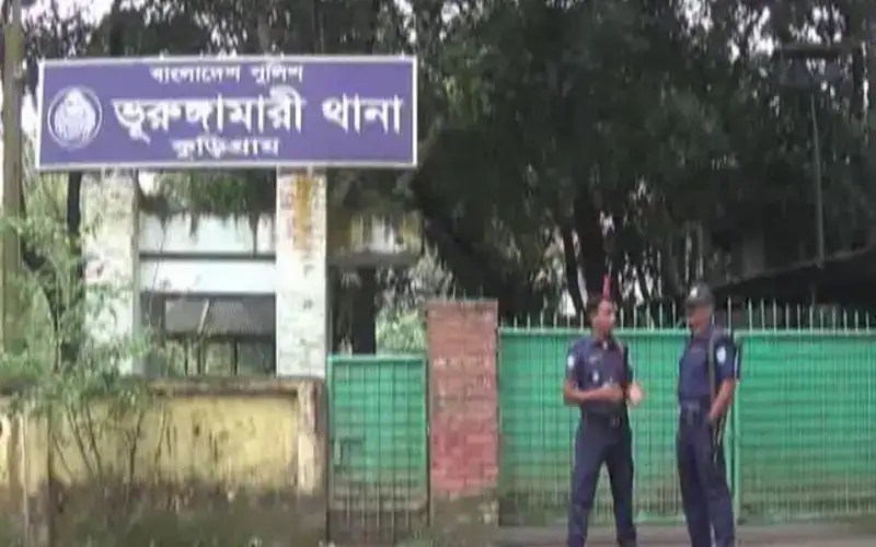 কুড়িগ্রাম জেলা হাসপাতাল গেটের সামনে দুই পুলিশ সদস্য দাঁড়িয়ে আছেন. Channel i News - চ্যানেল আই নিউজ