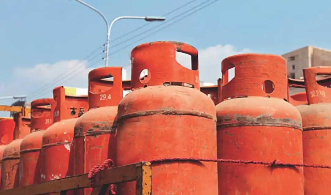 লিকুইড পেট্রোলিয়াম গ্যাসের সিলিন্ডার গুদামঘরে রাখা হয়েছে. Channel i News - চ্যানেল আই নিউজ