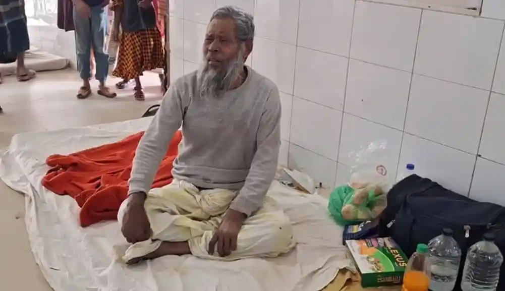 অসুস্থ বৃদ্ধ মানুষটি হাসপাতালে বসে আছেন. Channel i News - চ্যানেল আই নিউজ