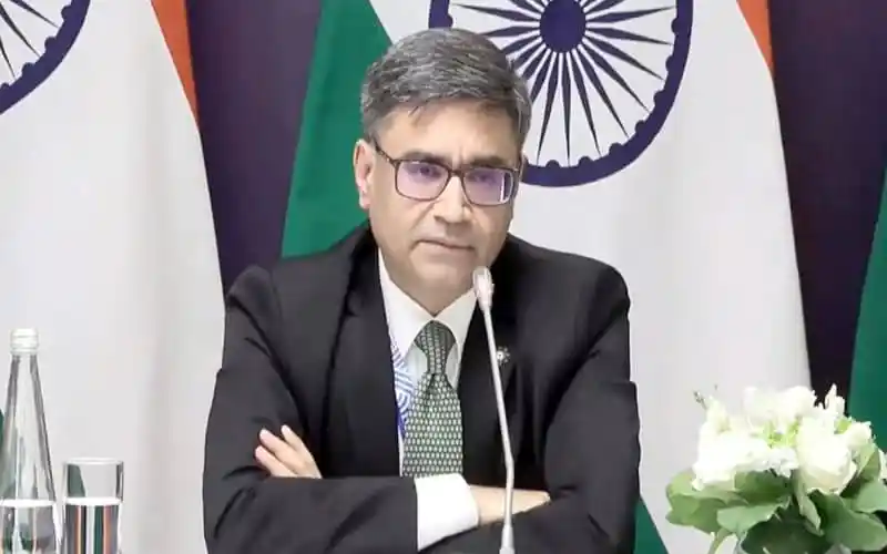 ভারতের পররাষ্ট্রসচিব ঢাকা সফর শেষে সাংবাদিকদের সাথে আলোচনা করছেন. Channel i News - চ্যানেল আই নিউজ