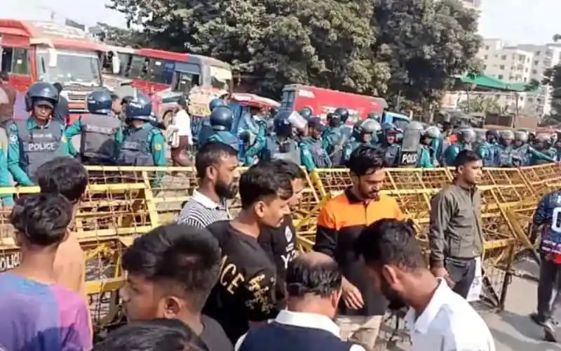পুলিশের বাধায় রামপুরা ব্রীজে বিএনপি পদযাত্রা বন্ধ. Channel i News - চ্যানেল আই নিউজ