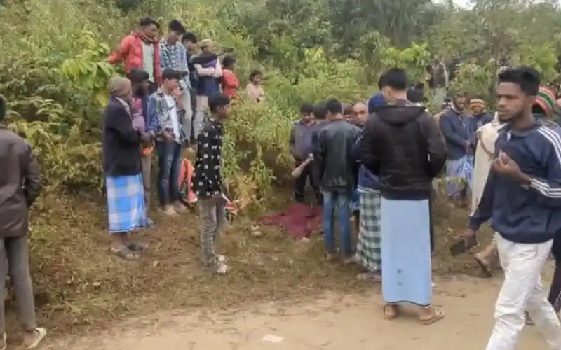 কক্সবাজারে বন্যহাতির আক্রমণে নিহতের ঘটনা, স্থানীয়রা ও পুলিশ উপস্থিত. Channel i News - চ্যানেল আই নিউজ
