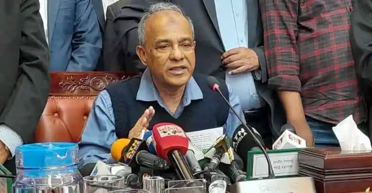 প্রধান আলোচক সাংবাদিকের প্রশ্নের উত্তর দিচ্ছেন, বিভিন্ন মিডিয়া কর্মী উপস্থিত. Channel i News - চ্যানেল আই নিউজ