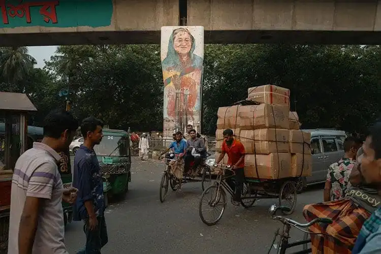 বাজারে যানবাহন ও মানুষজনের ভিড়, শহরের রাস্তায় ব্যস্ততা. Channel i News - চ্যানেল আই নিউজ