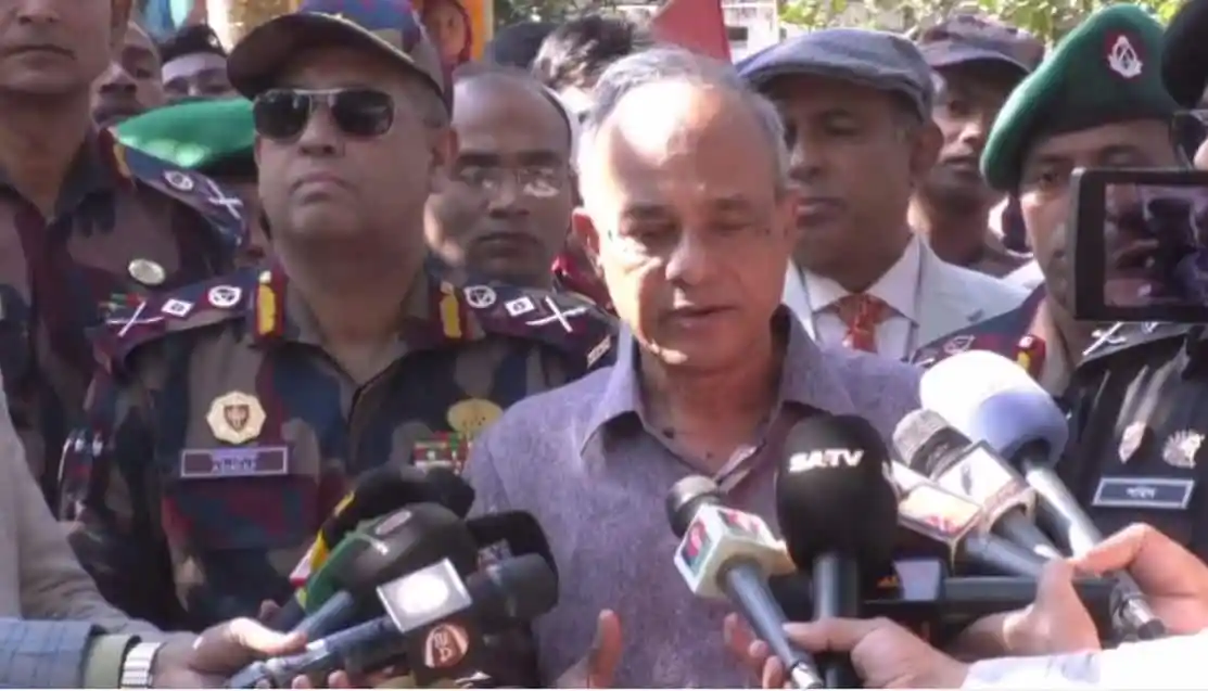 স্বরাষ্ট্র উপদেষ্টা বাংলাদেশের পরিস্থিতি নিয়ে সাংবাদিকদের প্রশ্নের উত্তর দিচ্ছেন. Channel i News - চ্যানেল আই নিউজ