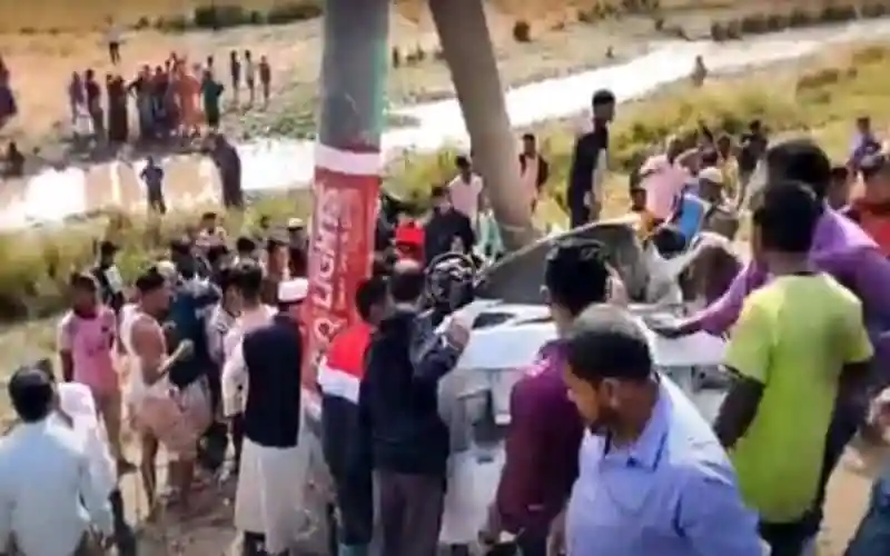 প্রাইভেট কারের ধাক্কায় বিদ্যুতের খুঁটির সঙ্গে সংঘর্ষ, আহত ও নিহত. Channel i News - চ্যানেল আই নিউজ