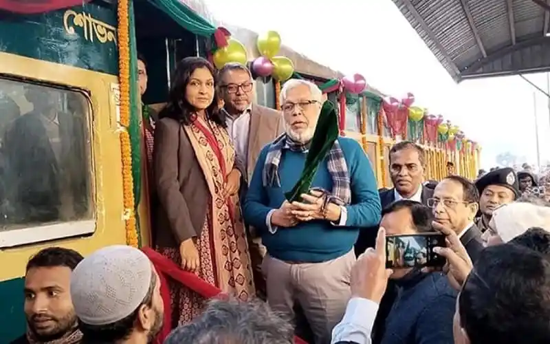 নতুন ট্রেনের উদ্বোধন অনুষ্ঠানে উপস্থিত অতিথিরা. Channel i News - চ্যানেল আই নিউজ