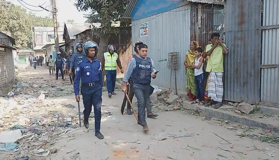 পুলিশ ও স্থানীয়রা সংঘর্ষের স্থানে তদন্ত করছে. Channel i News - চ্যানেল আই নিউজ