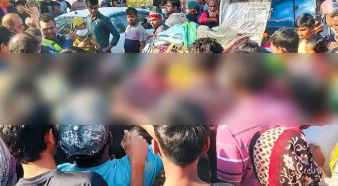 কিশোরগঞ্জে কাভার্ডভ্যান-অটোরিকশা সংঘর্ষের ছবি. Channel i News - চ্যানেল আই নিউজ
