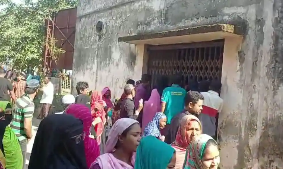 বিরোধের কারণে জমি নিয়ে ভিড়ের মধ্যে সেনাসদস্যের খুন. Channel i News - চ্যানেল আই নিউজ