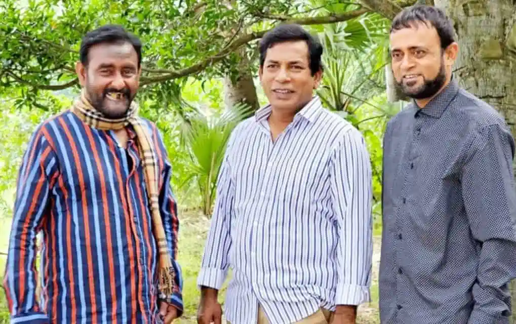 তিনজন সংবাদকর্মী প্রকৃতির মাঝে হাসিমুখে ছবি তুলেছেন. Channel i News - চ্যানেল আই নিউজ