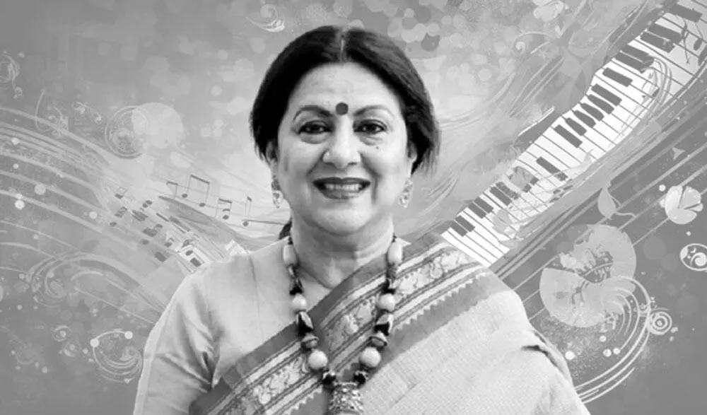 পাপিয়া সারোয়ারের হাসিমুখের ছবি, পটভূমিতে সঙ্গীতের নোট ও পিয়ানো. Channel i News - চ্যানেল আই নিউজ