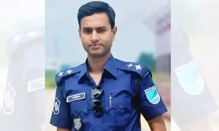 গোয়েন্দা পুলিশ কর্মকর্তা, পুলিশ ইউনিফর্মে, outdoor setting. Channel i News - চ্যানেল আই নিউজ