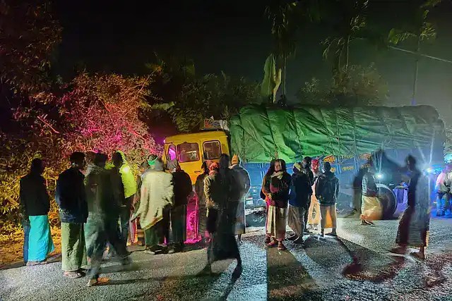 পাবনায় ট্রাকের সঙ্গে সংঘর্ষে নিহত ও আহতের ঘটনাস্থল. Channel i News - চ্যানেল আই নিউজ