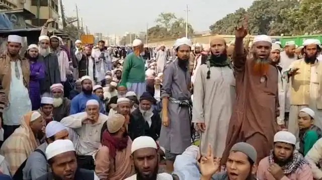 বিক্ষোভরত তাবলীগ জামাতের সদস্যরা সরকারের বিরুদ্ধে প্রতিবাদ জানাচ্ছেন. Channel i News - চ্যানেল আই নিউজ