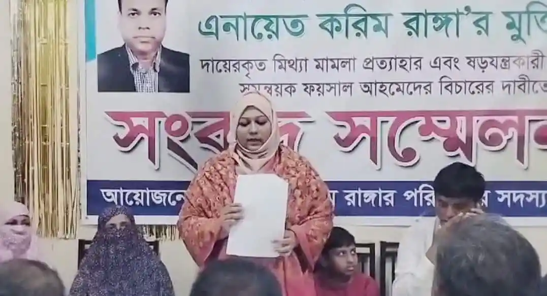 বৈষম্যবিরোধী আন্দোলনে অংশ নেওয়া একজন নারী বক্তা বক্তব্য দিচ্ছেন. Channel i News - চ্যানেল আই নিউজ