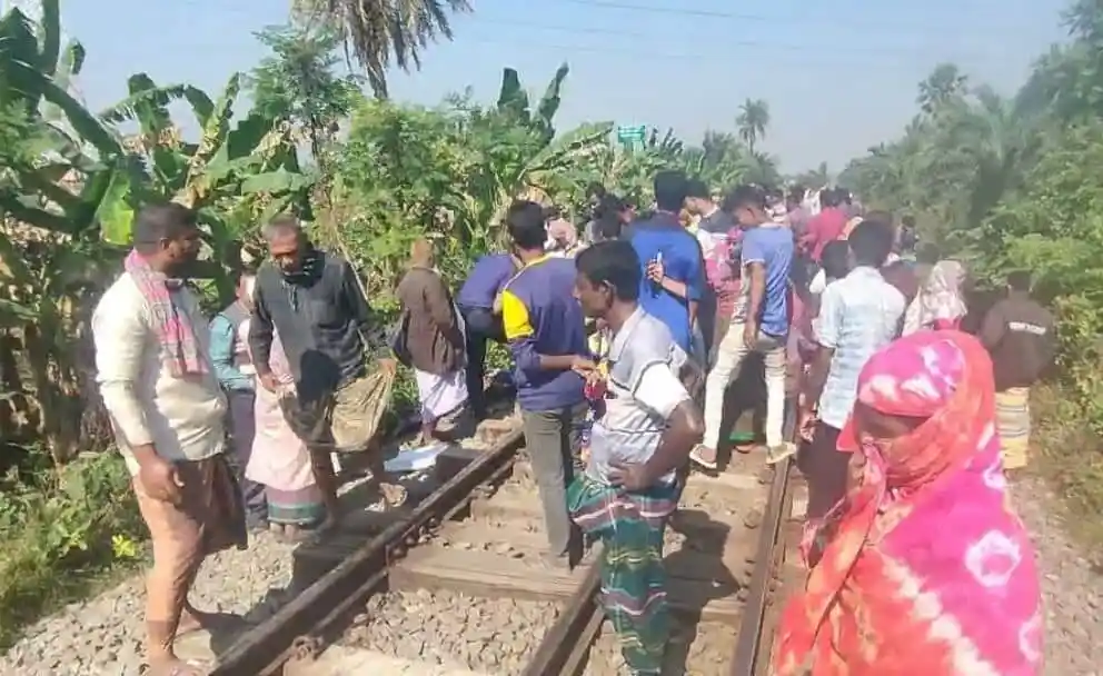 ট্রেনের নিচে ঝাঁপ দিয়ে বাবা-মেয়ের মৃত্যু, ঘটনাস্থলে লোকজন. Channel i News - চ্যানেল আই নিউজ