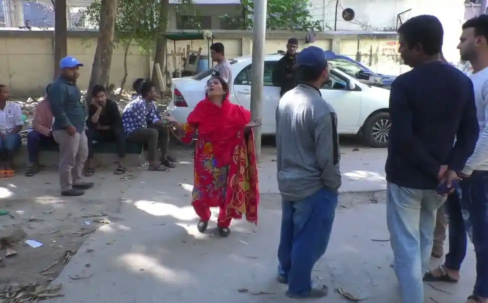 পূর্বাচলে কিশোরের লাশ উদ্ধারের স্থান, বেশ কিছু মানুষ উপস্থিত. Channel i News - চ্যানেল আই নিউজ