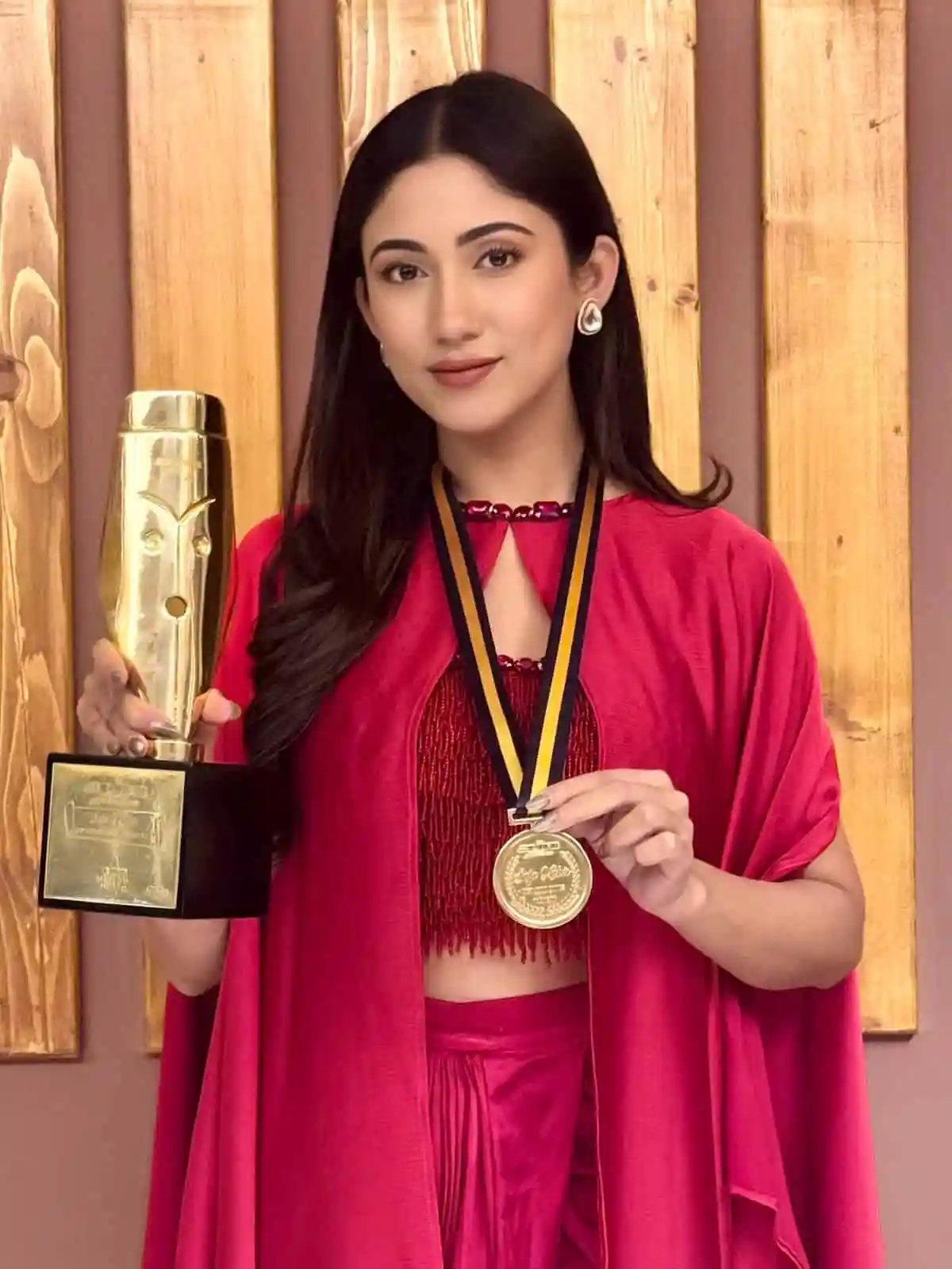 পুরস্কারপ্রাপ্ত নারী খেলোয়াড়ের ছবি, সাফল্য ও গর্বের প্রতীক. Channel i News - চ্যানেল আই নিউজ
