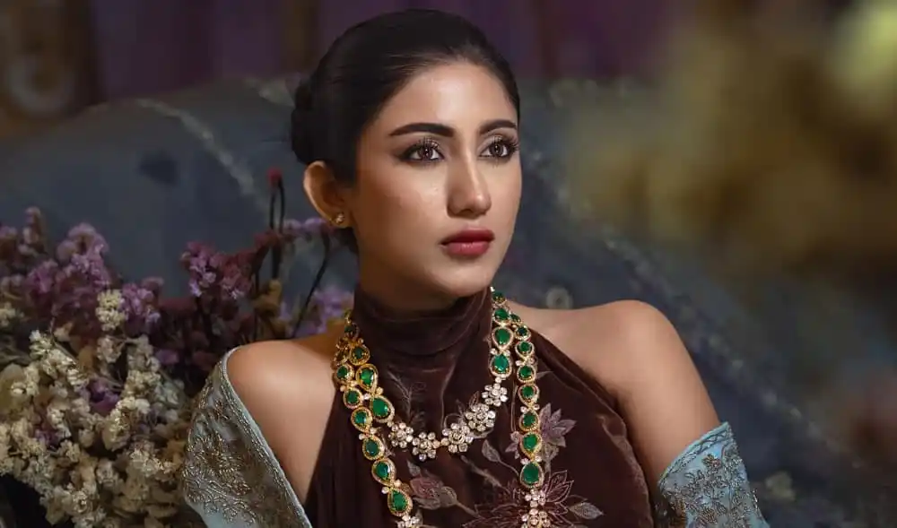 আধুনিক পোশাক পরা নারী, সুন্দর সাজে, বাংলার সংবাদ পোর্টাল. Channel i News - চ্যানেল আই নিউজ