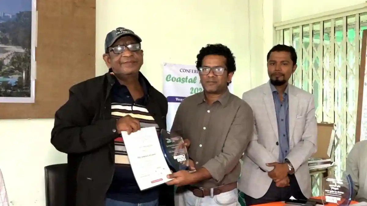 পরিবেশ সাংবাদিক সৌমিক আহমেদ দ্য ফ্রেন্ডস অব রিভার অ্যাওয়ার্ড গ্রহণ করছেন. Channel i News - চ্যানেল আই নিউজ