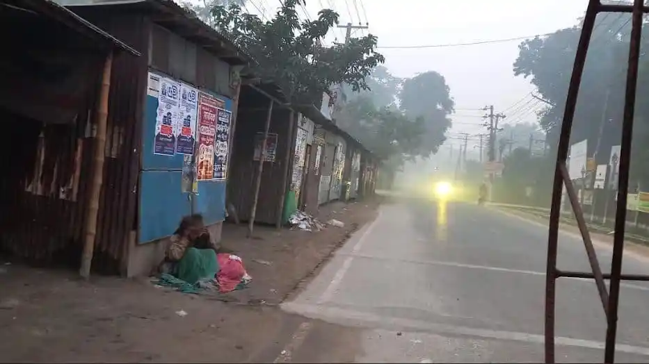 তীব্র শীতে কাহিল কুড়িগ্রামের চরের মানুষ, রাস্তার পাশে বসে আছেন একজন বৃদ্ধা. Channel i News - চ্যানেল আই নিউজ