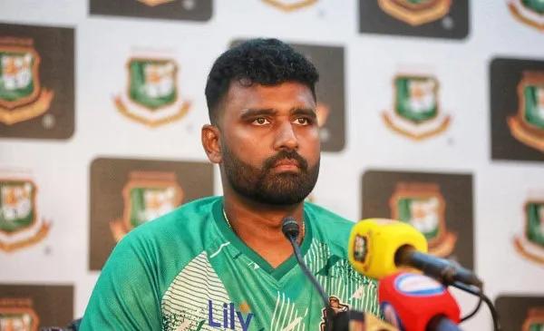 বাংলাদেশ ক্রিকেট দলের থিসারা পেরেরা সংবাদ সম্মেলনে বক্তব্য দিচ্ছেন. Channel i News - চ্যানেল আই নিউজ