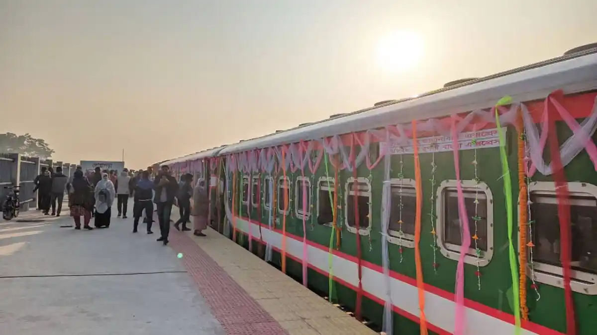 খুলনা-ঢাকা রুটে নতুন ট্রেনের উদ্বোধন, জনসমাগম. Channel i News - চ্যানেল আই নিউজ